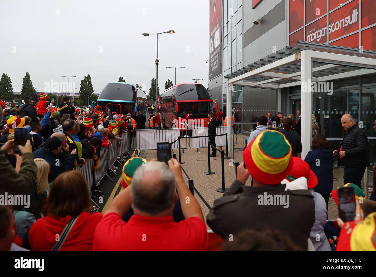 Cardiff, UK. 05th June, 2022. Wales football fans watch as the Wales team bus arrives ahead of the game. FIFA World Cup 2022 play off final, Wales v Ukraine at the Cardiff city stadium in Cardiff, South Wales on Sunday 5th June 2022. Editorial use only. pic by Andrew Orchard/Andrew Orchard sports photography/Alamy Live News Credit: Andrew Orchard sports photography/Alamy Live News Stock Photo