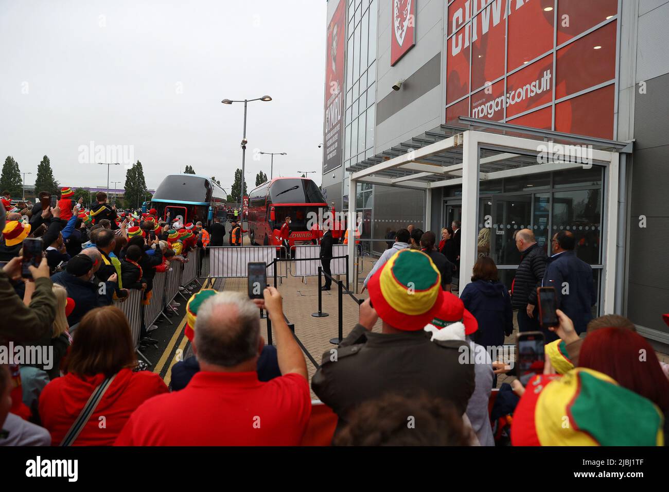Cardiff, UK. 05th June, 2022. Wales football fans watch as the Wales team bus arrives ahead of the game. FIFA World Cup 2022 play off final, Wales v Ukraine at the Cardiff city stadium in Cardiff, South Wales on Sunday 5th June 2022. Editorial use only. pic by Andrew Orchard/Andrew Orchard sports photography/Alamy Live News Credit: Andrew Orchard sports photography/Alamy Live News Stock Photo