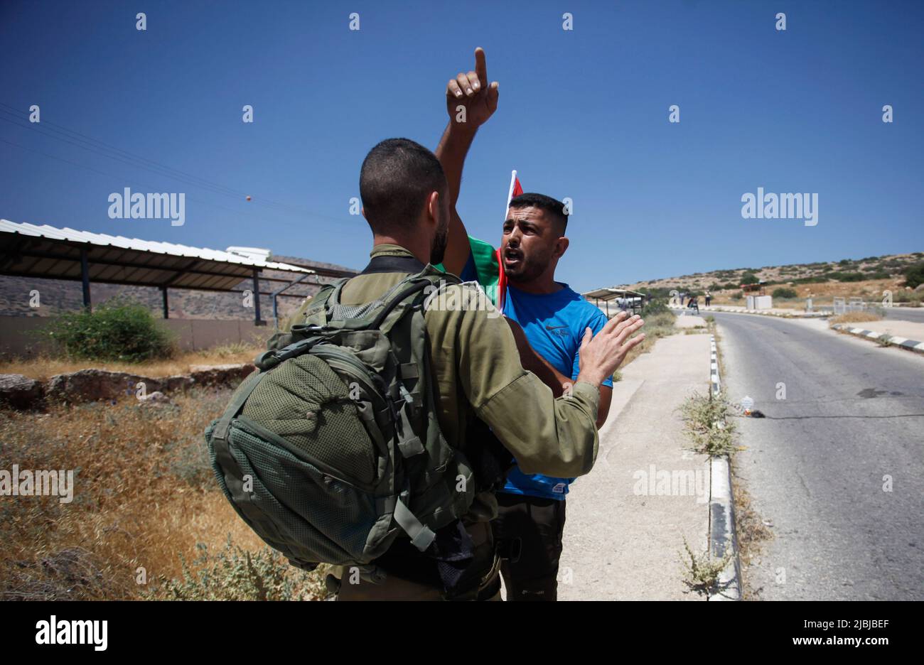 May 27, 2022, Jordan Valley, West bank, Palestine: An Israeli soldier suppresses a Palestinian Protester carrying a Palestinian flag during the demonstration against land confiscation in the northern Jordan Valley in the occupied West Bank. (Credit Image: © Nasser Ishtayeh/SOPA Images via ZUMA Press Wire) Stock Photo