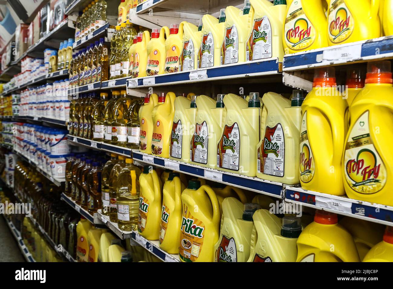plastic-bottles-of-vegetable-oil-seen-on-a-shelf-at-a-local-supermarket
