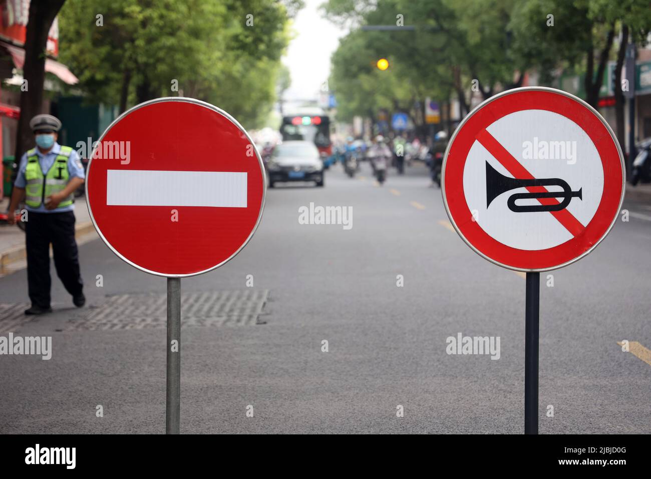 NANTONG, CHINA - JUNE 7, 2022 - A sign banning the honking of horns is placed outside the exam site of Nantong Middle School, the 2021 Jiangsu Provinc Stock Photo