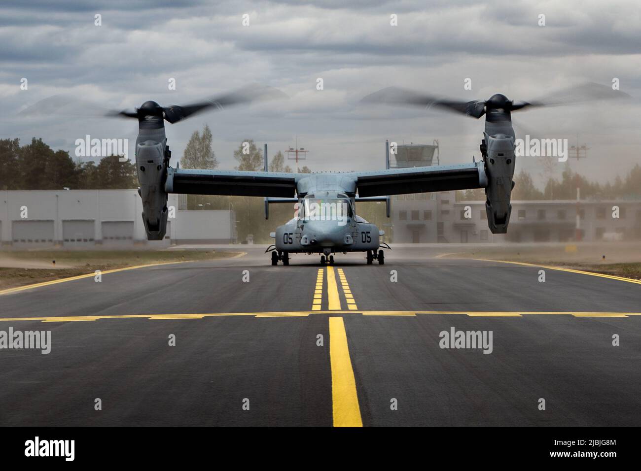 A U.S. Marine Corps MV-22 Osprey, assigned to the Aviation Combat Element, 22nd Marine Expeditionary Unit, takes off from Parnu Airfield, Parnu, Estonia, to return to Wasp-class amphibious assault ship USS Kearsarge (LHD 3), during ship-to-shore movements May 21, 2022. The 22nd MEU is participating in the Estonian-led exercise Siil 22 (Hedgehog 22 in English). Hedgehog 22 brings together members of the Estonian Defense Force and Sailors and Marines under Commander Task Force 61/2 to enhance allied interoperability and preserve security and stability in the Baltic region. (U.S. Marine Corps pho Stock Photo