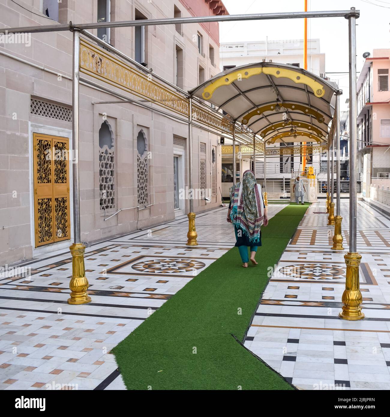 Gurudwara Sis Ganj Sahib is one of the nine historical Gurdwaras in Old Delhi in India, Sheesh Ganj Gurudwara in Chandni Chowk, opposite Red Fort in O Stock Photo