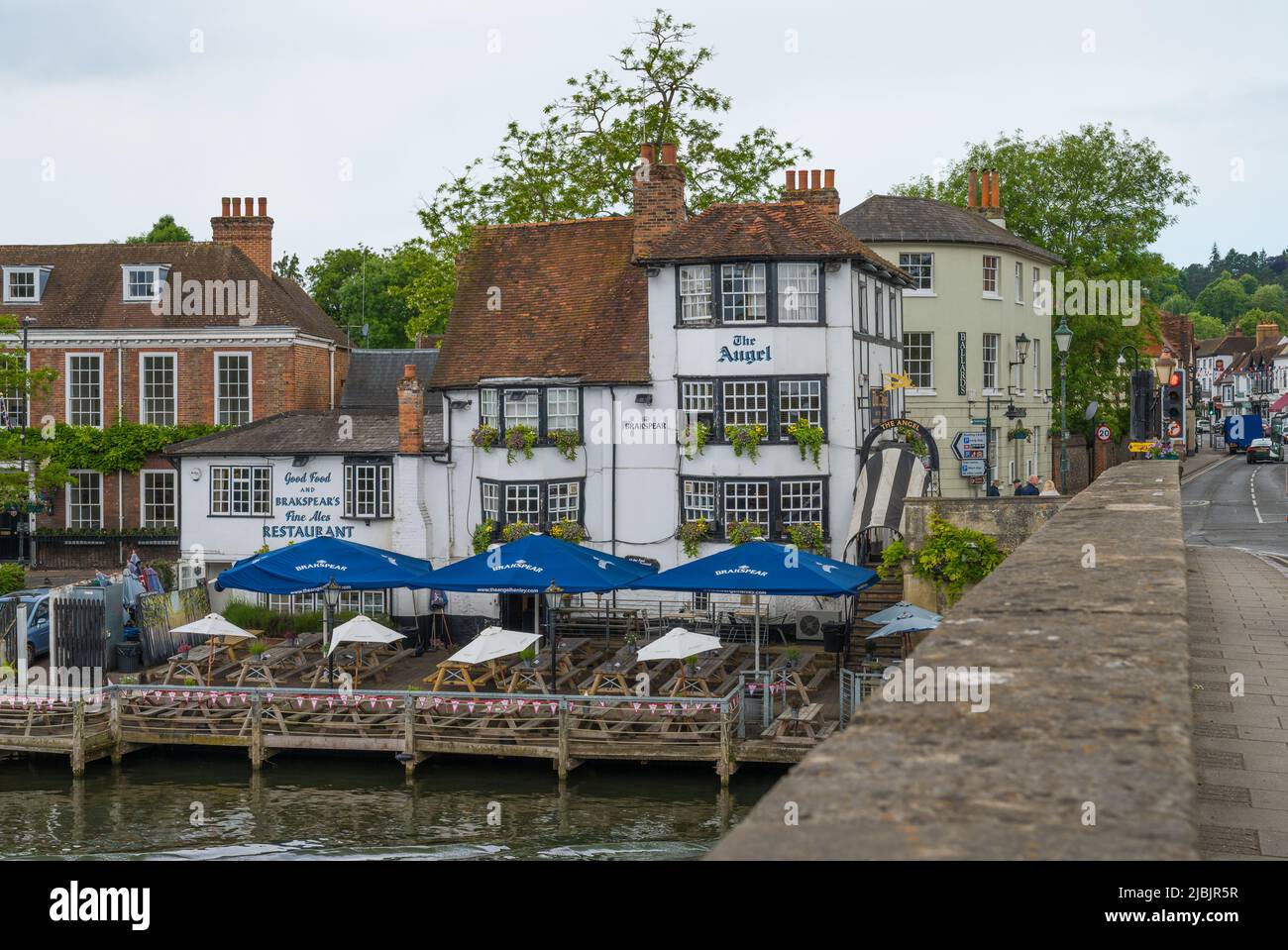 The Angel on the Bridge, a grade II listed pub standing on the bank of the River Thames next to Henley Bridge. Henley on Thames, Oxfordshire, England. Stock Photo