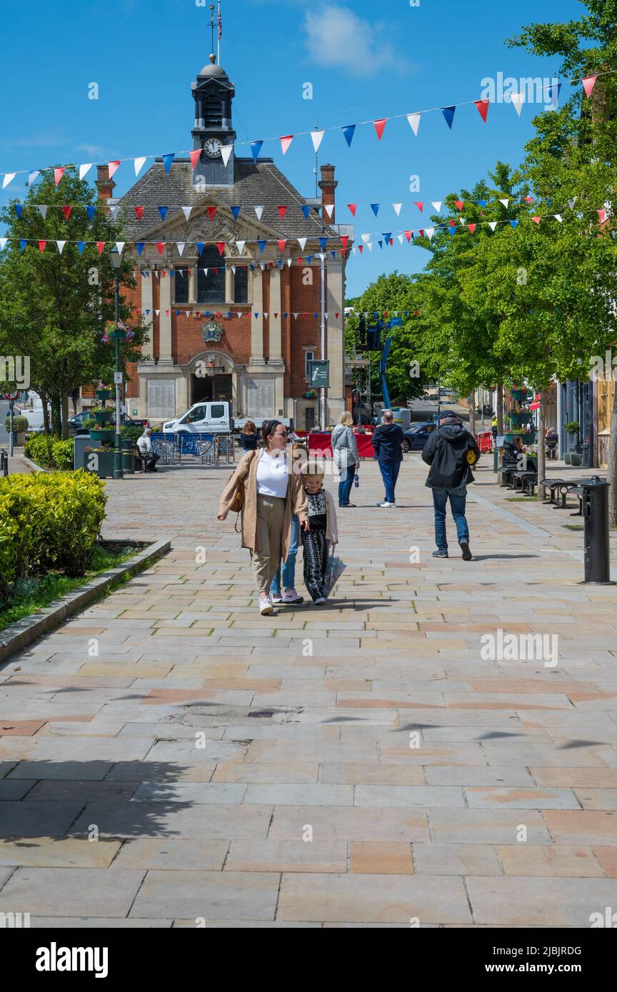 People out and about on a sunny summer day in Market Place, a picturesque part of Henley on Thames, Oxfordshire, England, UK. Stock Photo