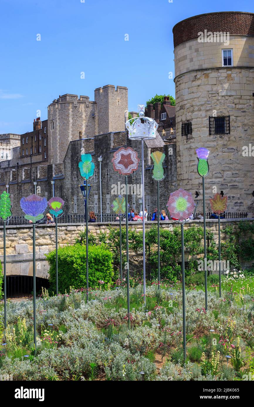 Tower of London, June 2022.  A tribute to HM Queen Elizabeth on her Platinum Jubilee.   Decorative ornamental Stakes of flowers and a crown  stand pro Stock Photo