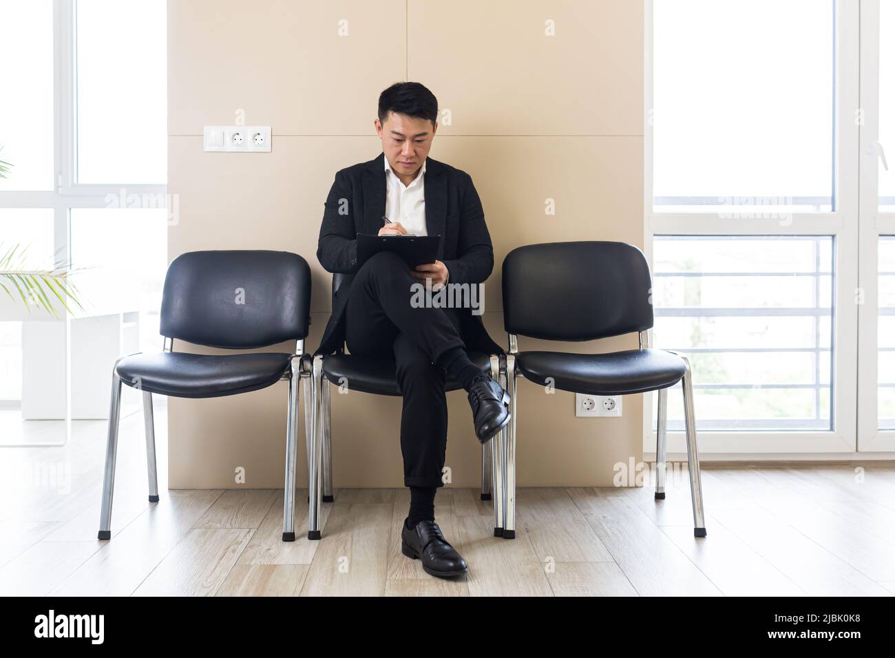 Reading waiting queue airport hi-res stock photography and images - Alamy