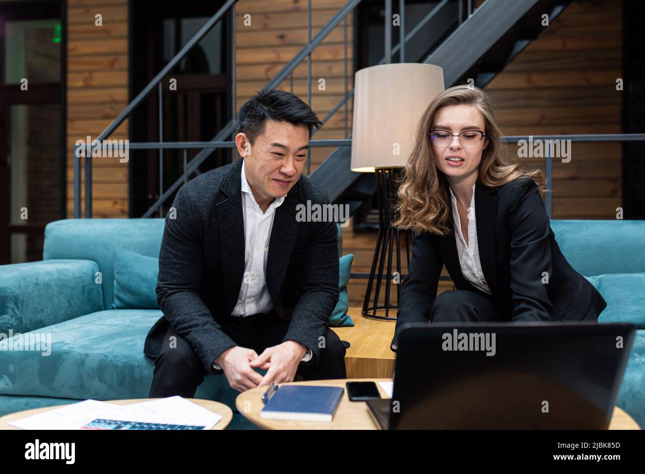 Asian business man woman meeting hi-res stock photography and images ...