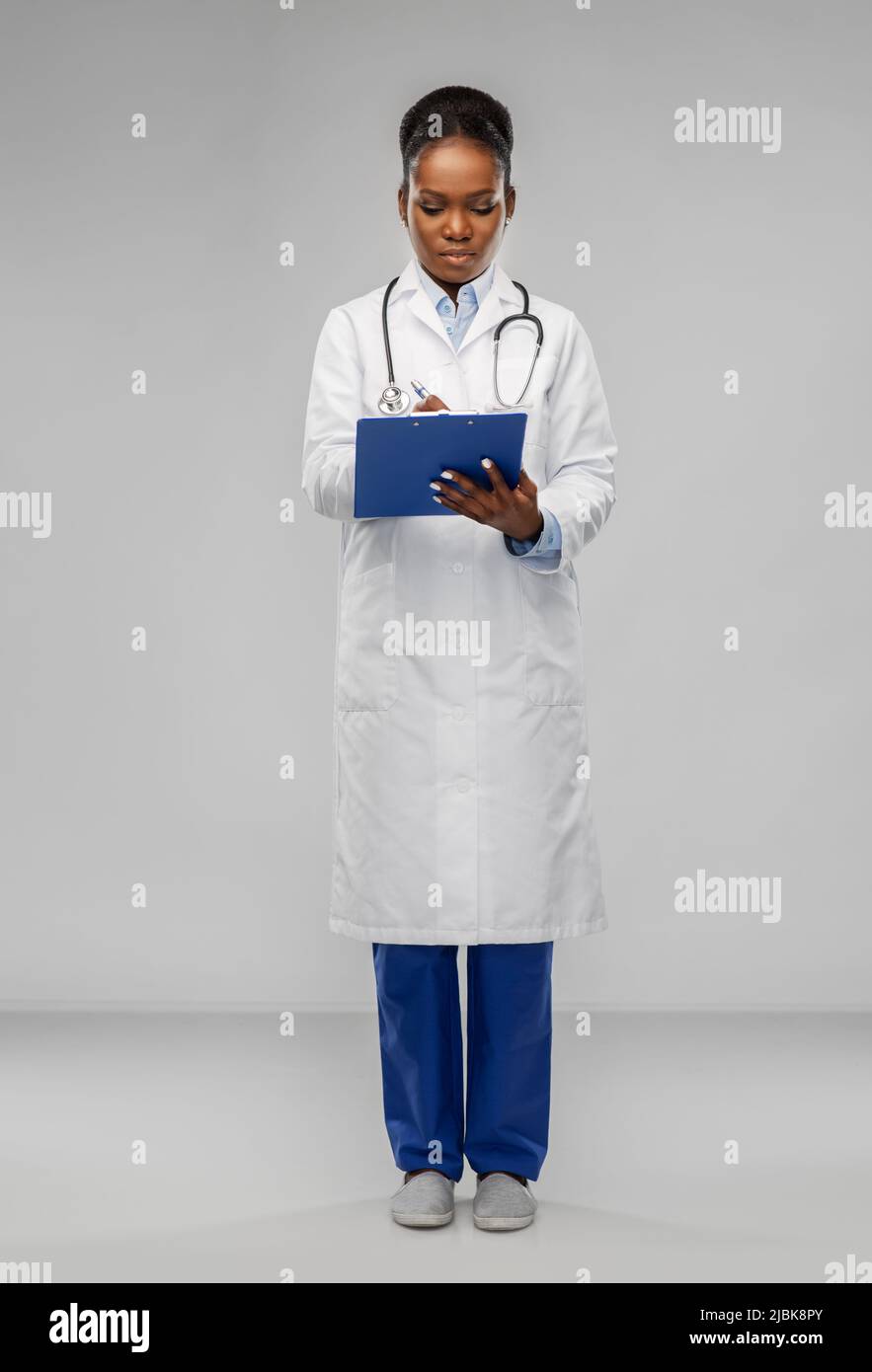 African american doctor writing hi-res stock photography and images - Alamy