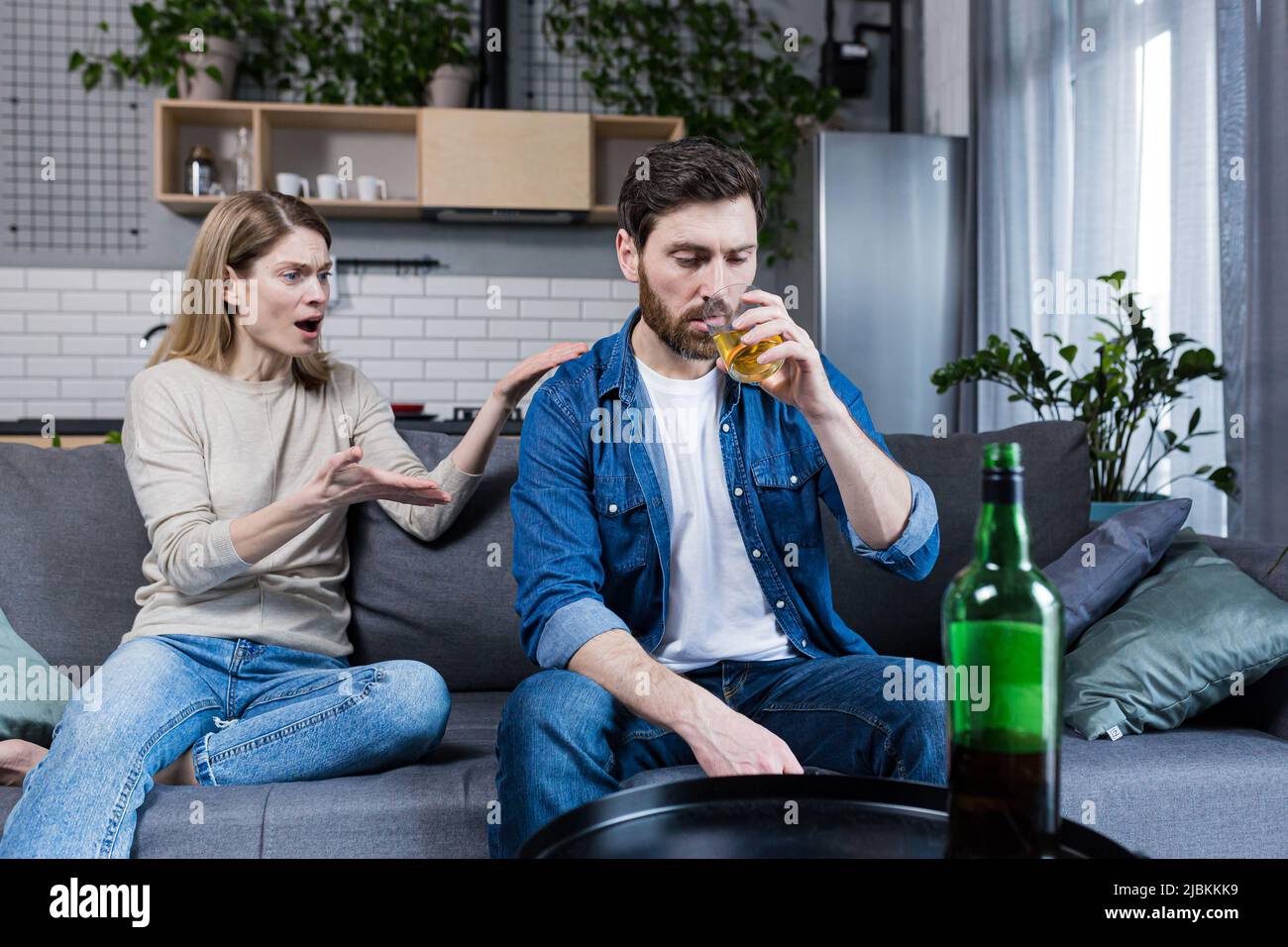 Мужской алкоголизм. Сопьемся вместе. Дорогой мне без тебя не спится приезжай будем спиваться вместе. Мужик пьет. Мужчина и женщина выпивают.