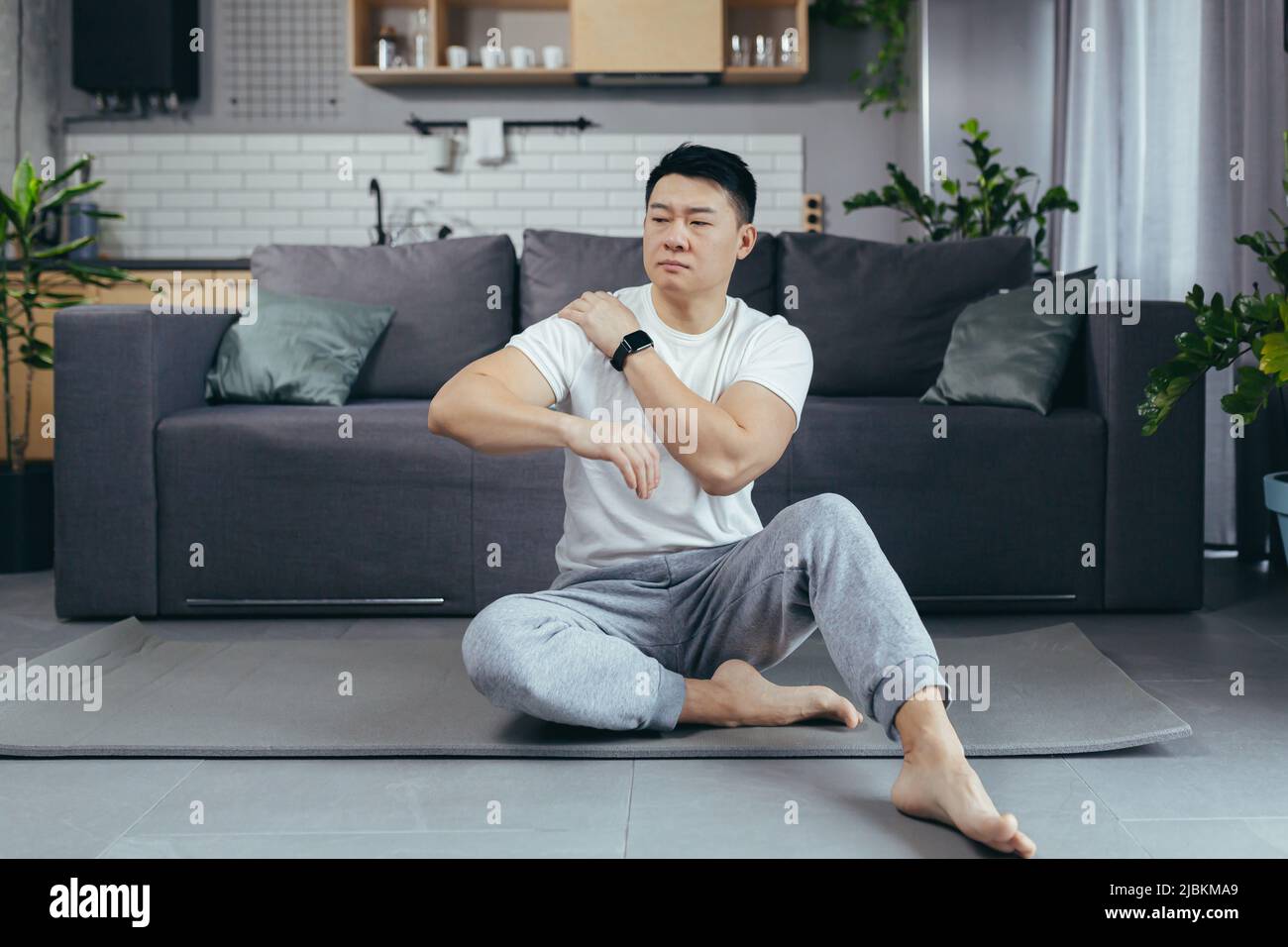 the man was injured while doing fitness at home, the Asian hurts his