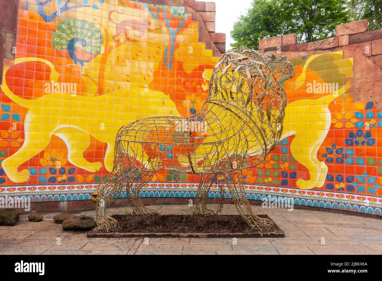 A sculpture of a lion in London Zoo Stock Photo - Alamy