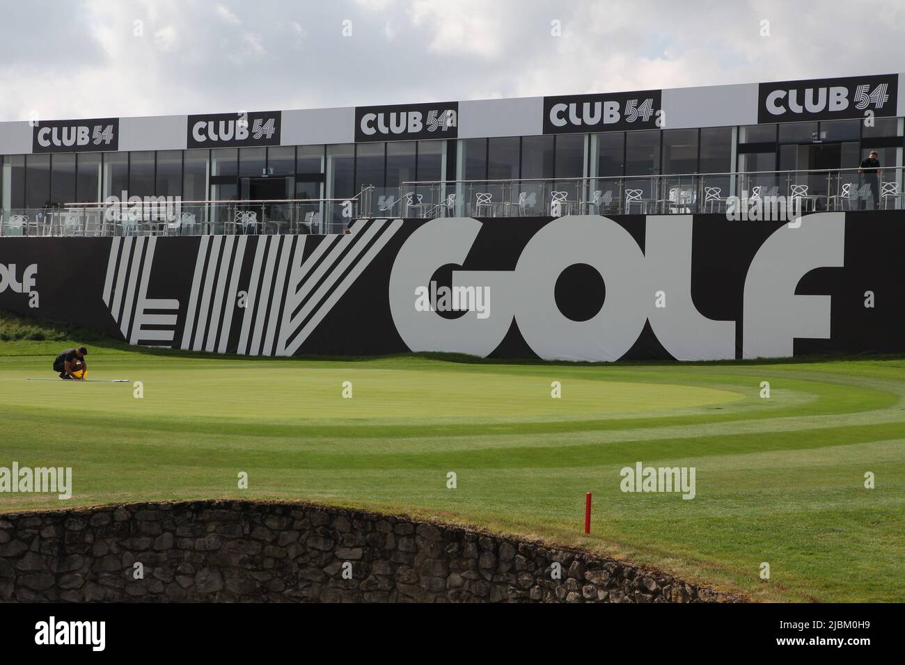 Hemel Hempstead, Herts, UK. 7th June, 2022. Greenstaff prepare the 18th