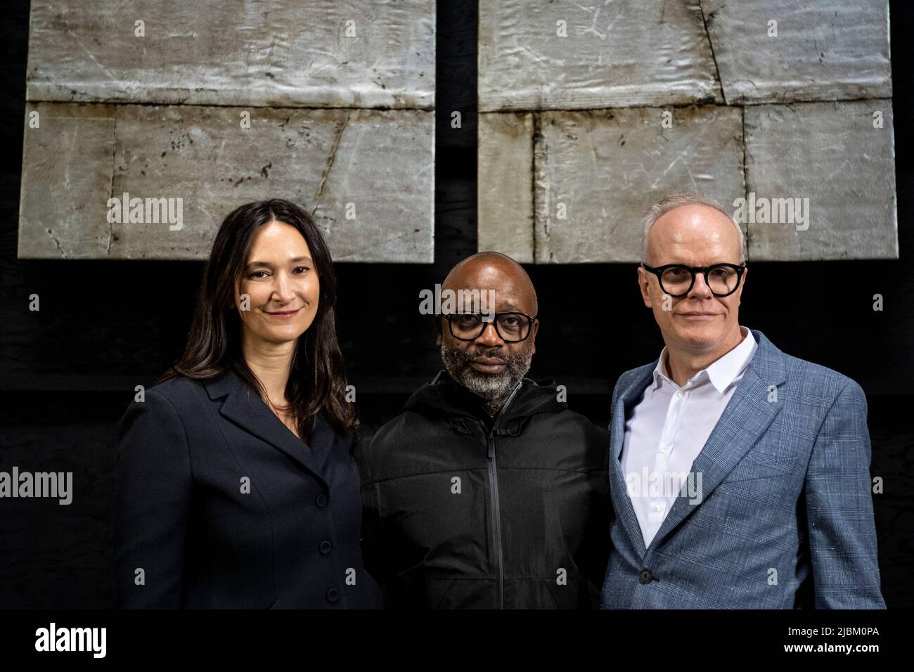 London, UK.  7 June 2022. (L to R) Bettina Korek, CEO, Serpentine, Chicago artist Theaster Gates and Hans Ulrich Obrist, Artistic Director, Serpentine, at the unveiling of “Black Chapel”, this year’s Serpentine Pavilion.  The structure, which is inspired by red by the architecture of chapels and the kilns of Stoke-on-Trent, pays homage to British craft and manufacturing traditions. Credit: Stephen Chung / Alamy Live News Stock Photo