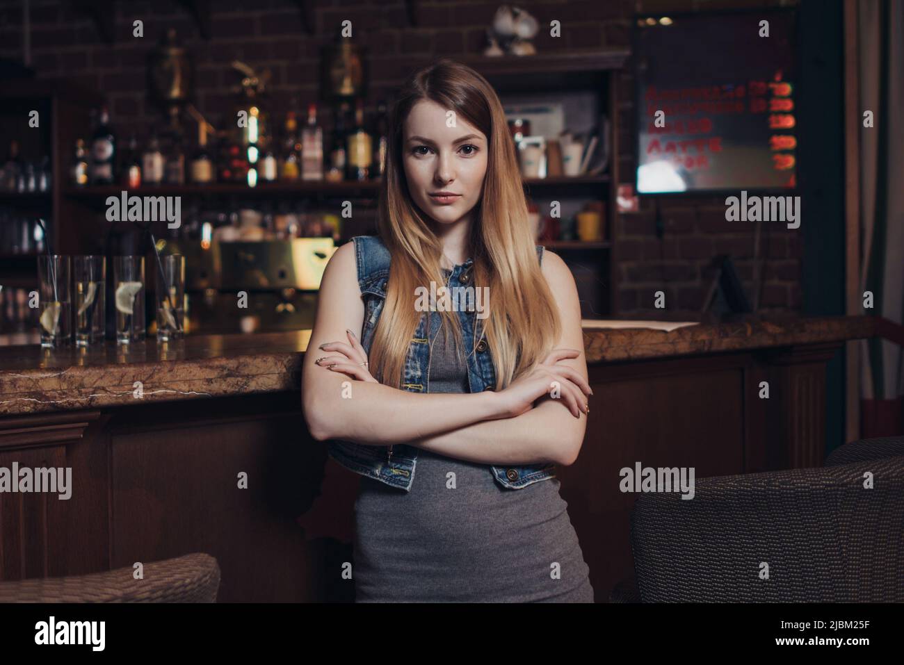 Bar authentic night woman hi-res stock photography and images - Alamy