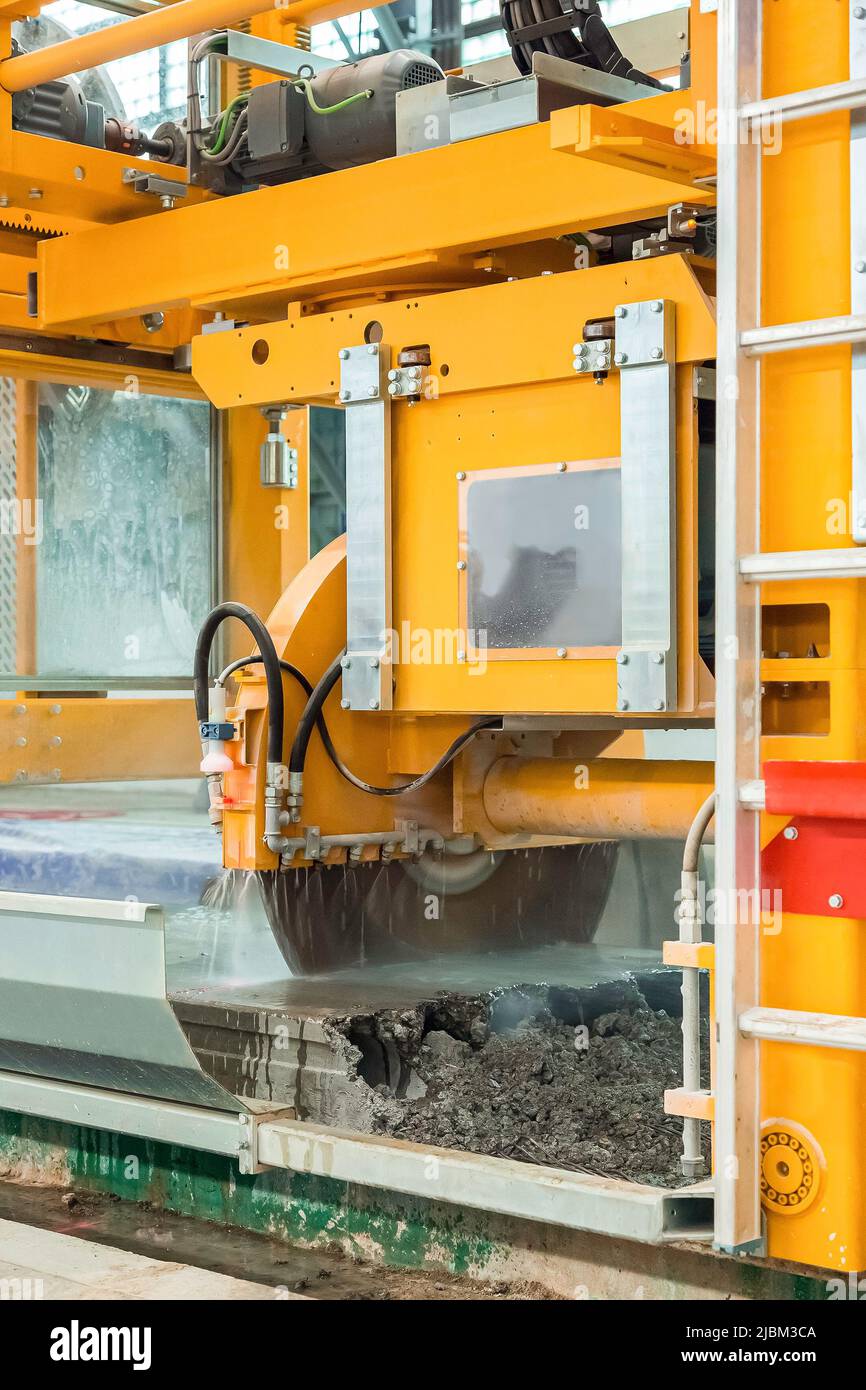 concrete cutting machine, machine for sawing reinforced concrete