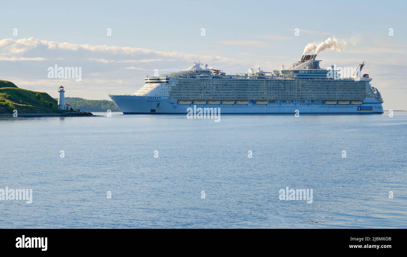 Halifax, Nova Scotia, June 7th, 2022. The Oasis of the Seas from Royal Caribbean, the fourth-largest cruise ship in the world, sails into Halifax on a sunny Tuesday morning. This is the largest Cruise Ship to ever visit the Port of Halifax and continues to mark a return to some normalcy for the local tourism industry. With a Maximum occupancy of 6,771 including crew members, it is reported to be about 5,000 on board today. Credit: meanderingemu/Alamy Live News Stock Photo