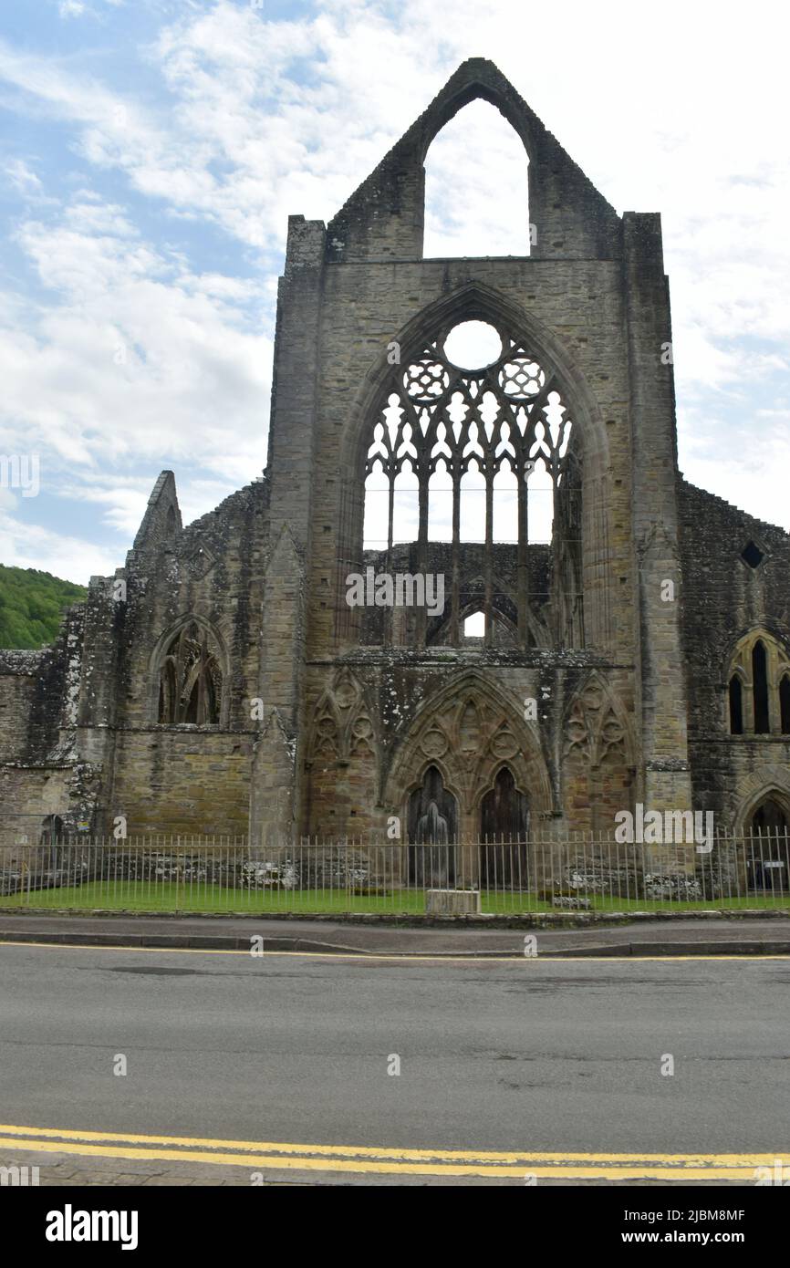 Tintern Abbey next to the River Wye Stock Photo - Alamy