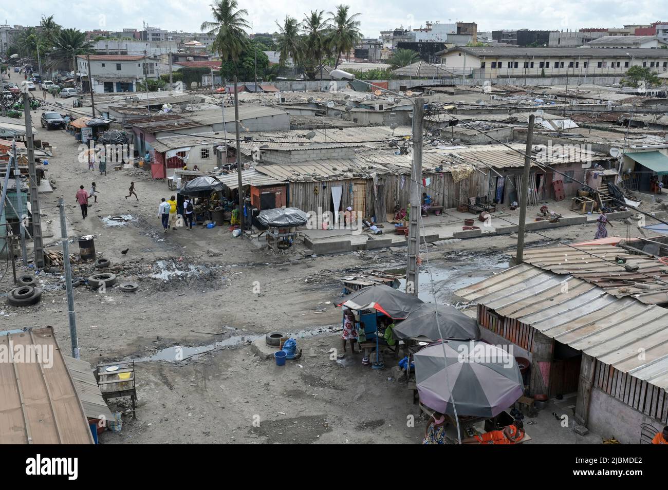 IVORY COAST, Abidjan, Koumassi-Remblais, slum Divo / ELFENBEINKUESTE, Abidjan, Stadtteil Koumassi-Remblais, Armenviertel Divo Stock Photo