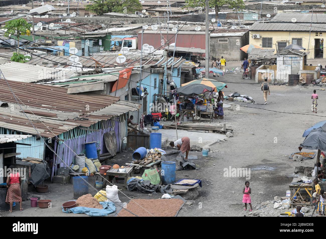 IVORY COAST, Abidjan, Koumassi-Remblais, slum Divo / ELFENBEINKUESTE, Abidjan, Stadtteil Koumassi-Remblais, Armenviertel Divo Stock Photo