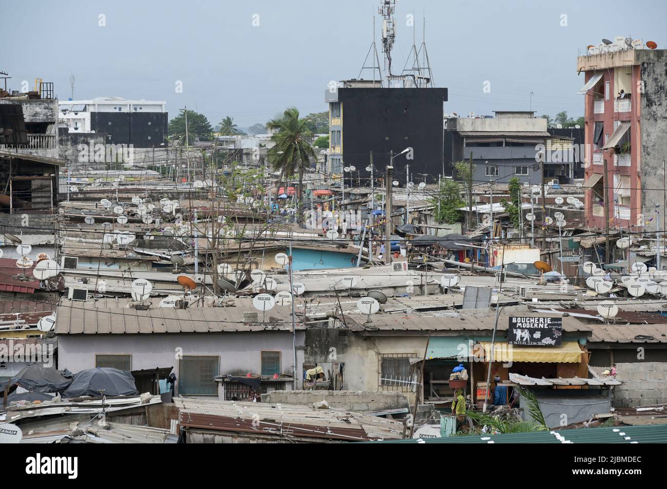 IVORY COAST, Abidjan, Koumassi-Remblais, slum Divo, satellite antenna for reception of french Canal Plus / ELFENBEINKUESTE, Abidjan, Stadtteil Koumassi-Remblais, Armenviertel Divo Stock Photo