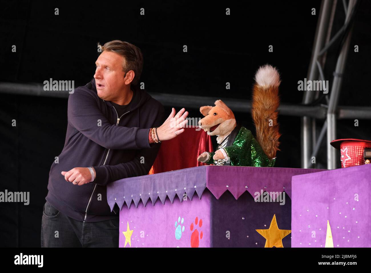 Basil Brush and Mr Martin (Kevin Cruise) performing at Wychwood