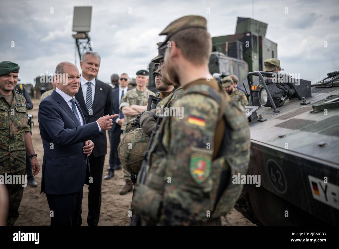 Pabrade, Lithuania. 07th June, 2022. German Chancellor Olaf Scholz (SPD, M), speaks with soldiers alongside Daniel Andrä, Bundeswehr commander of the NATO Enhanced Forward Presence Battle Group (eFP battalion, l) and Gitanas Nauseda, President of Lithuania (3rd from left), at Camp Adrian Rohn, where more than 1,000 Bundeswehr soldiers are stationed. Scholz has promised Lithuania additional military support to defend against a possible Russian attack. Credit: Michael Kappeler/dpa/Alamy Live News Stock Photo