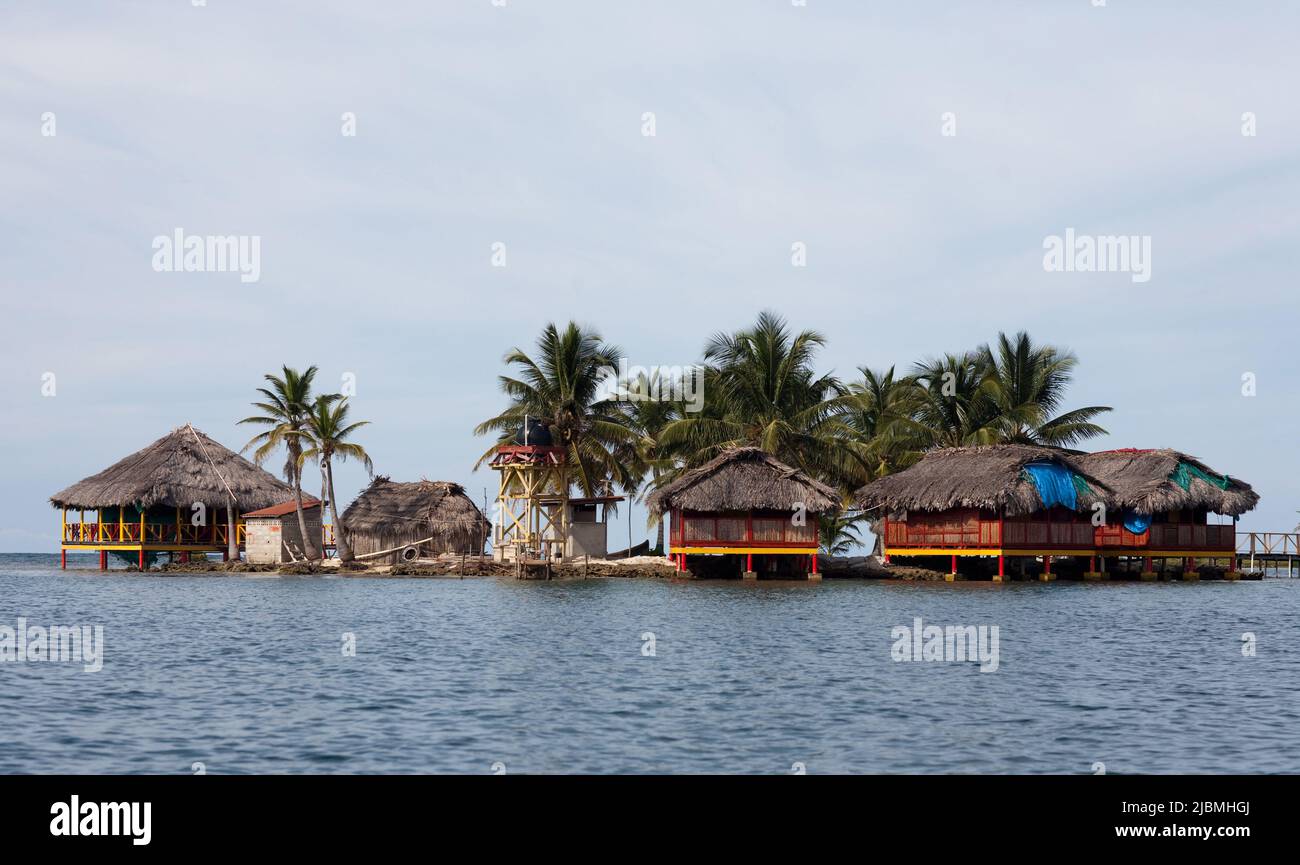 Panama, San Blas Archipel, small Kuna indian island, part of Kainora island and threatened by the rise of the sea level. Stock Photo