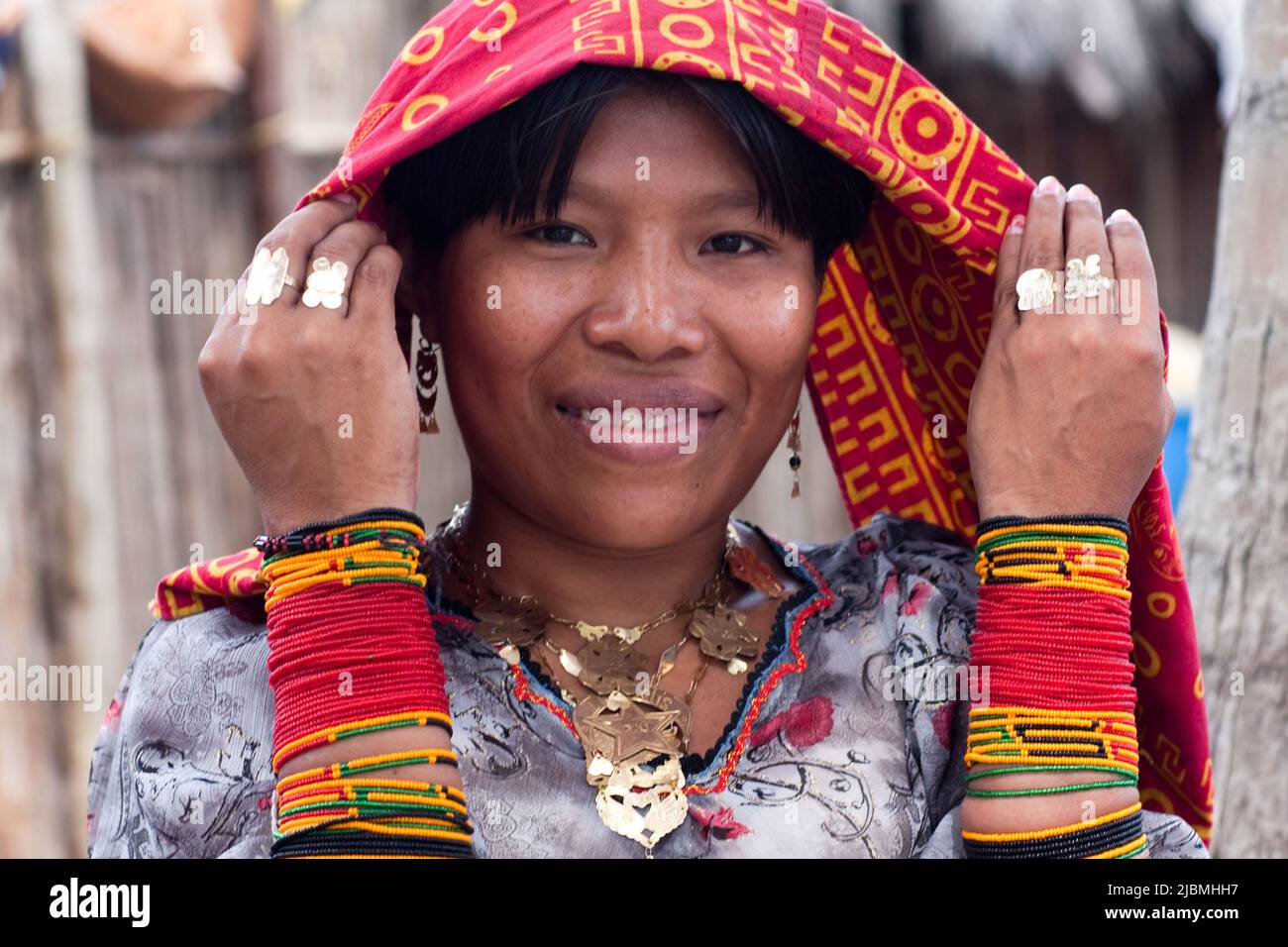 Panama, San Blas Islands, Mamitupu, Kuna Indian Woman Making Bracelets  Stock Photo