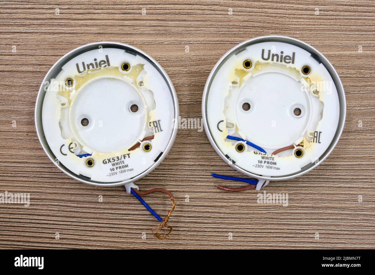 Burnt ceiling light bulb holder Uniel with broken plastic, problem with