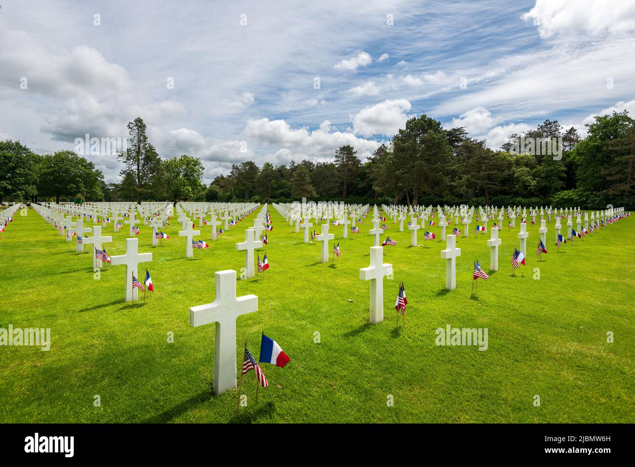 France, Calvados (14), Colleville-sur-Mer, premier cimetière militaire américain de la Seconde Guerre mondiale, croix en marbre blanc où reposent les Stock Photo