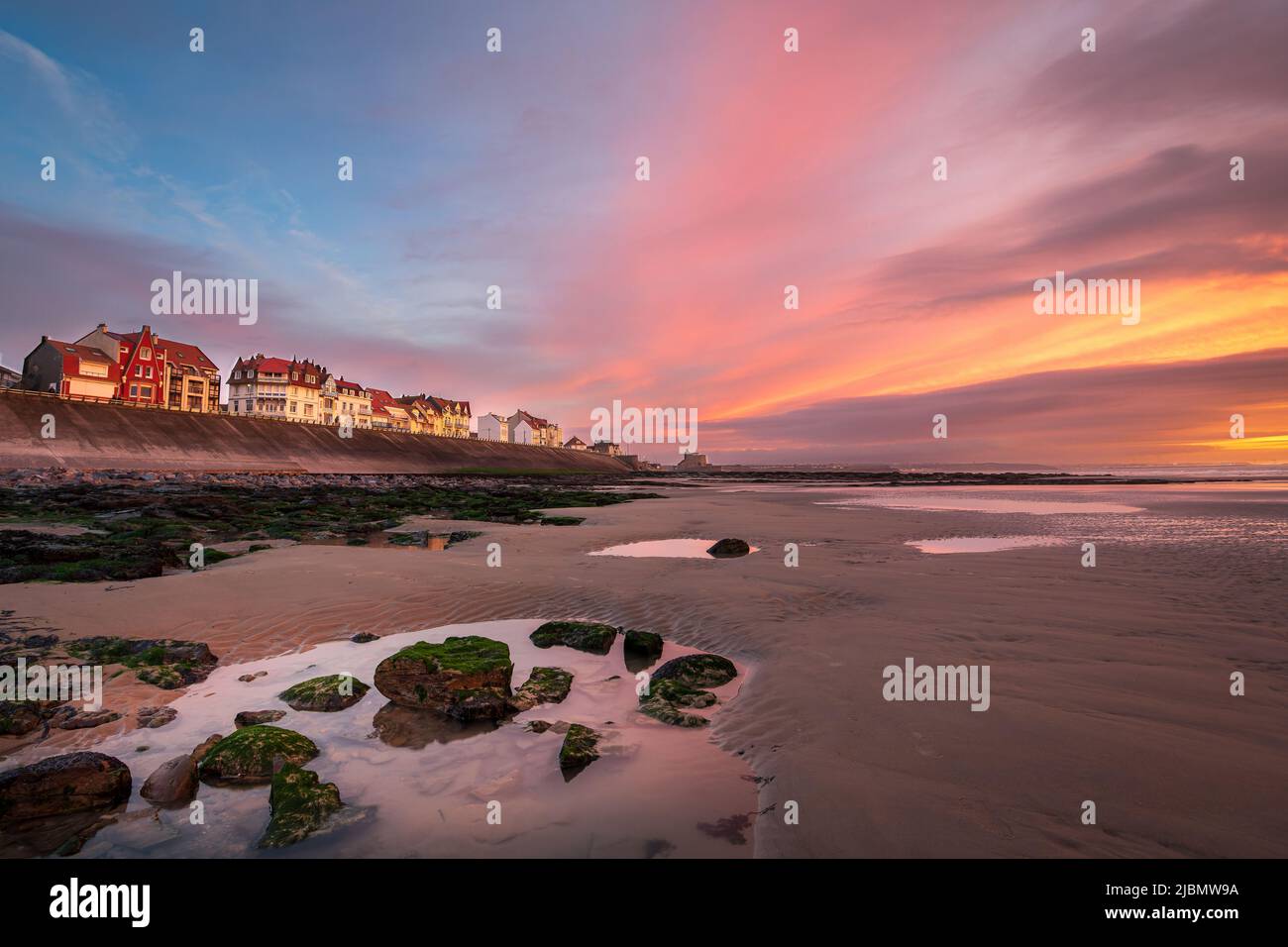 La digue d'Ambleteuse au coucher de soleil, France, Côte d'Opale Stock Photo