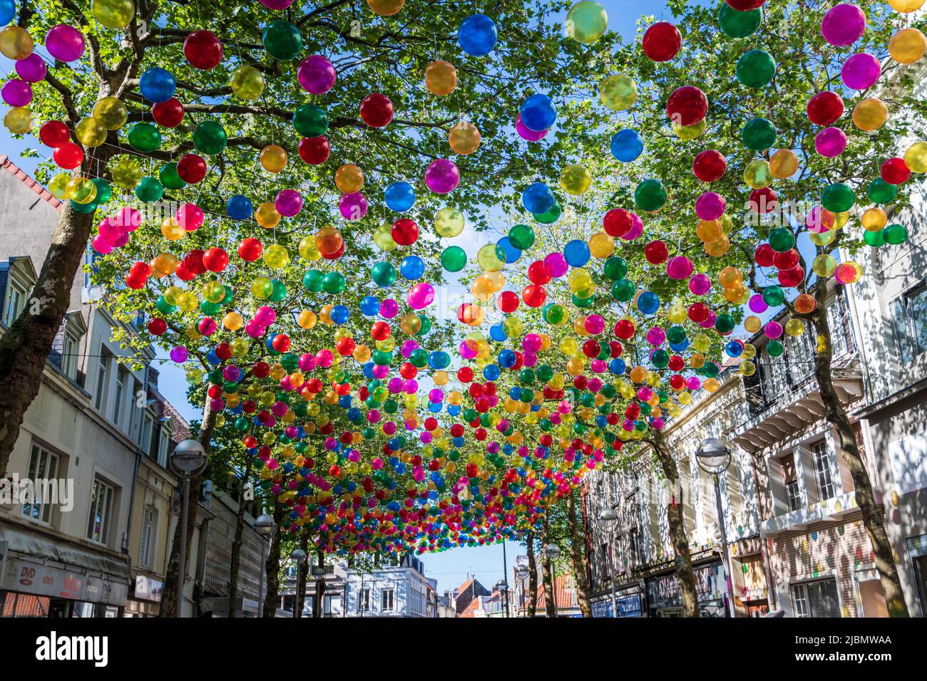 Bubblesky : les bulles flottantes de Patricia Cunha à Calais. L'artiste portugaise se propose de colorer les rues des villes. Stock Photo