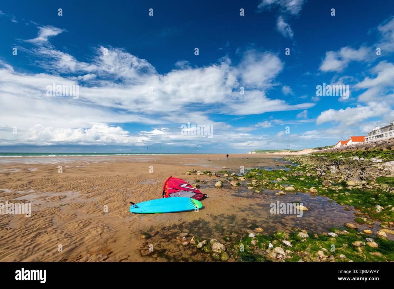 La plage de Wissant avec en arrière plan le Cap Blanc-Nez, France, Pas de Calais Stock Photo