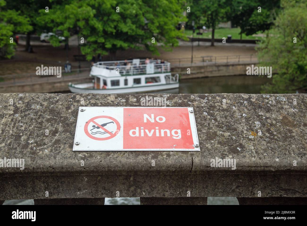 Pulteney Bridge, Bath, Somerset, England, May 26th 2022, a sign on the bridge warns people not to dive from it. Stock Photo
