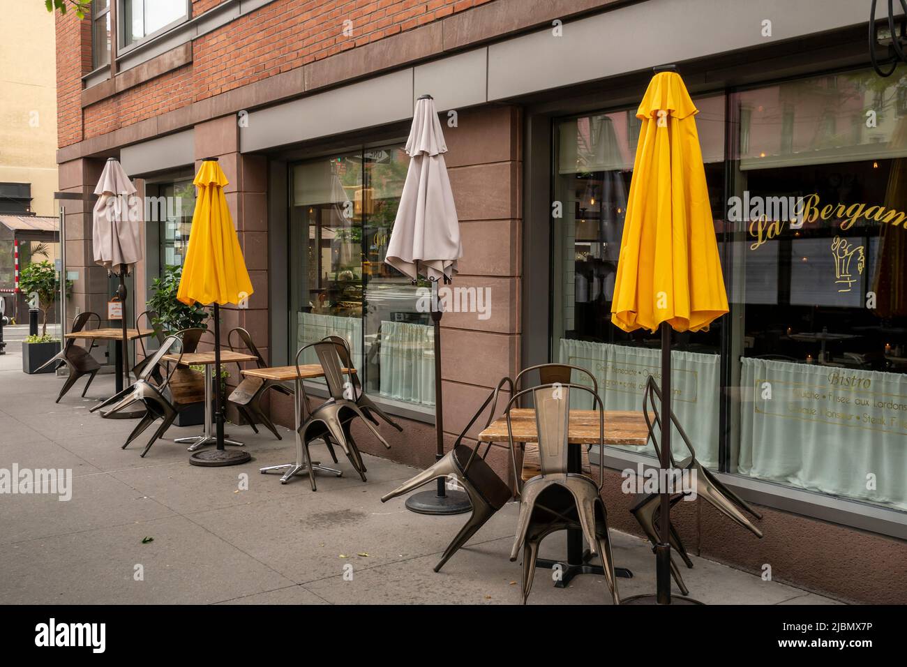 Empty tables at Le Bergamot in Chelsea in New York on Saturday, May 28, 2022. Consumer spending habits are reported to be shifting due to inflation as shoppers make a choice whether to buy something or not. (© Richard B. Levine) Stock Photo