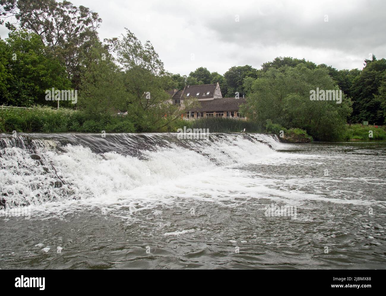 Batheaston Weir, River Avon, Bathampton, Bath, England, May 26th 2022, Water flowing over the weir Stock Photo