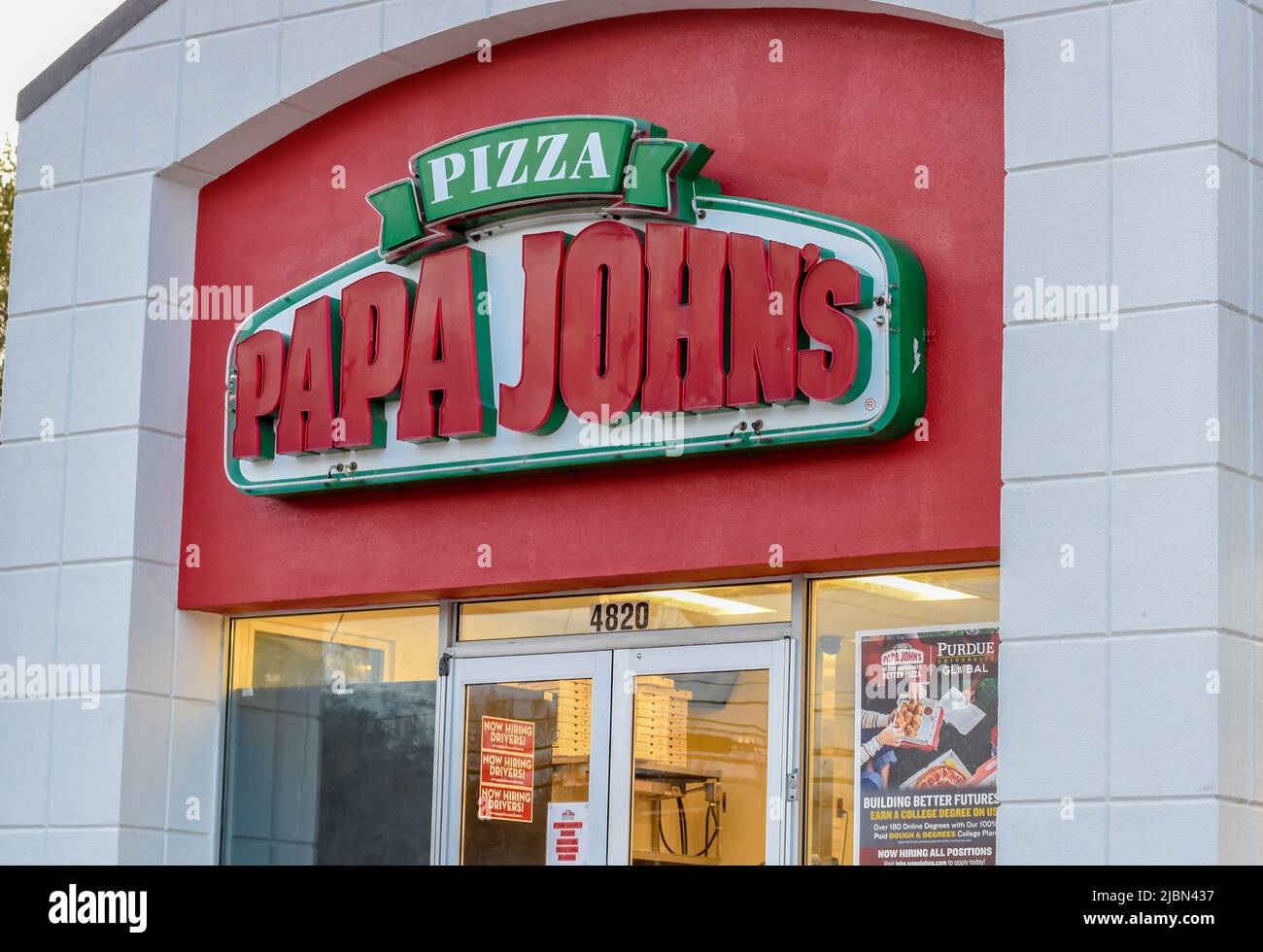 Foto de Papa Johns Pizza Na Caixa No Fundo Branco e mais fotos de