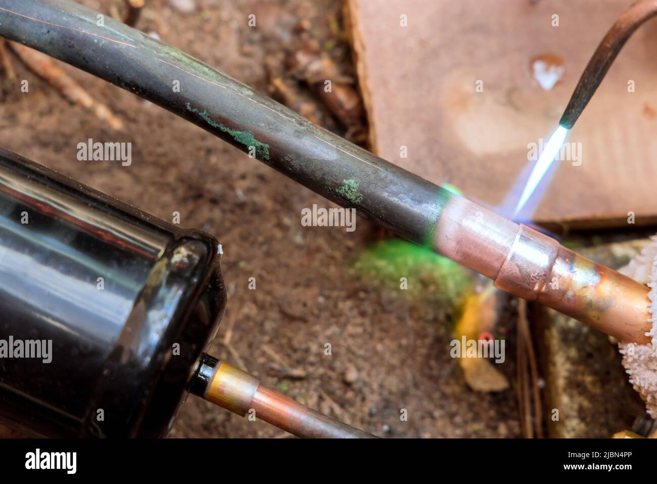 Plumber soldering fotografías e imágenes de alta resolución - Página 2 -  Alamy