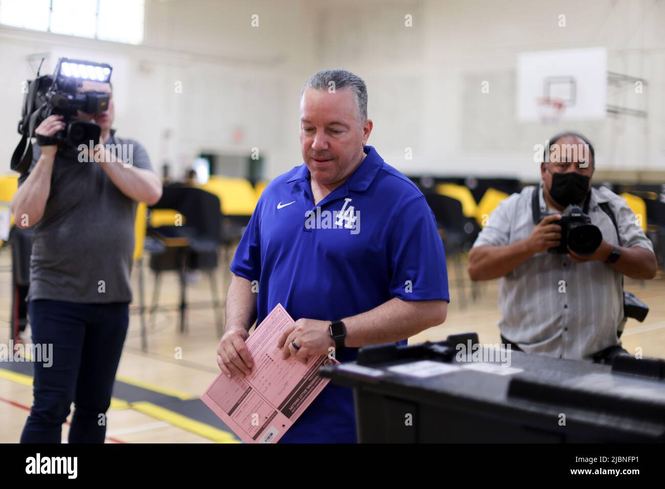 Los Angeles Sheriff Alex Villanueva votes in the California primary election in La Habra Heights, east of Los Angeles, California, U.S. June 7, 2022. REUTERS/Lucy Nicholson Stock Photo