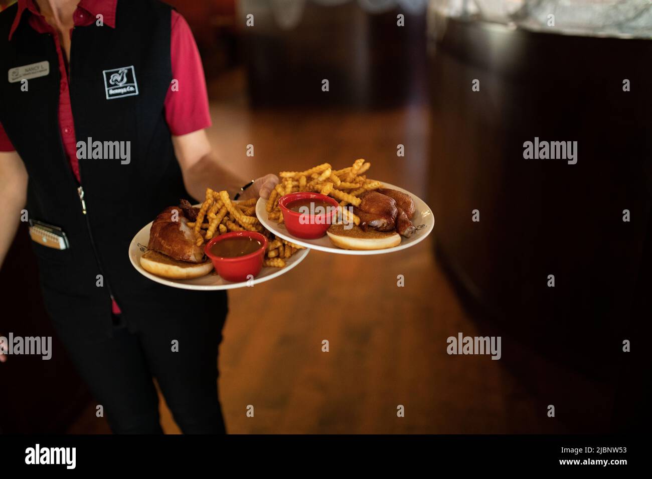 Close up of a plate of chicken in a Quebec restaurant names Benny & co