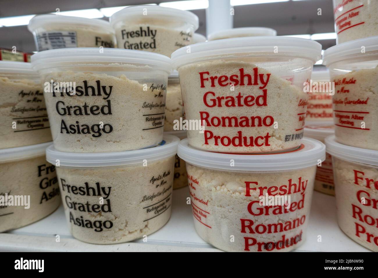 Grocery display in a discount store in New York City, USA 2022 Stock