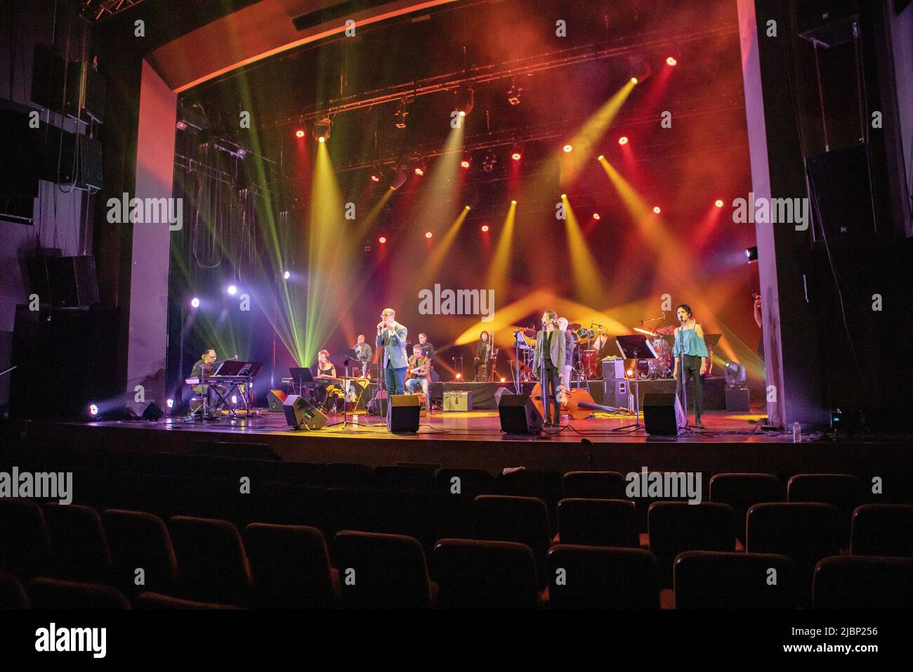 Live band on stage, filmed without a crowd because of Covid Stock Photo