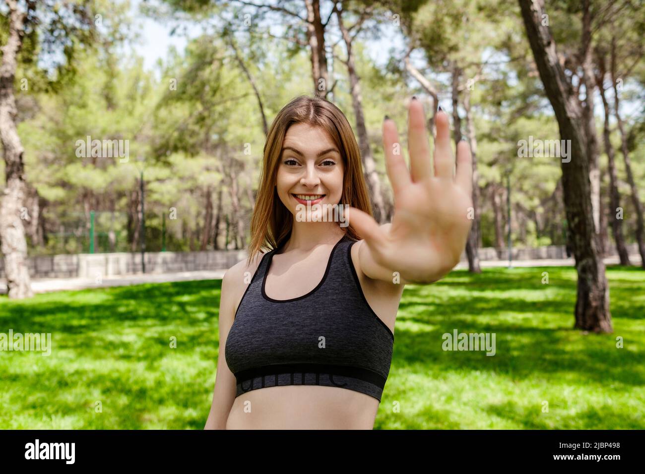 Vue arrière d'une belle remise en forme sains jeunes woman wearing sports  bra and shorts isolés sur fond noir Photo Stock - Alamy