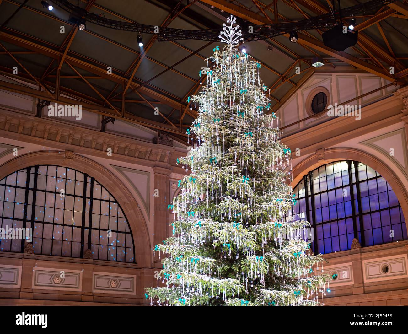Zurich, Switzerland - November 30, 2021: Traditional Christmas tree at railway  station in Zurich, decorated with Swarovski crystals Stock Photo - Alamy