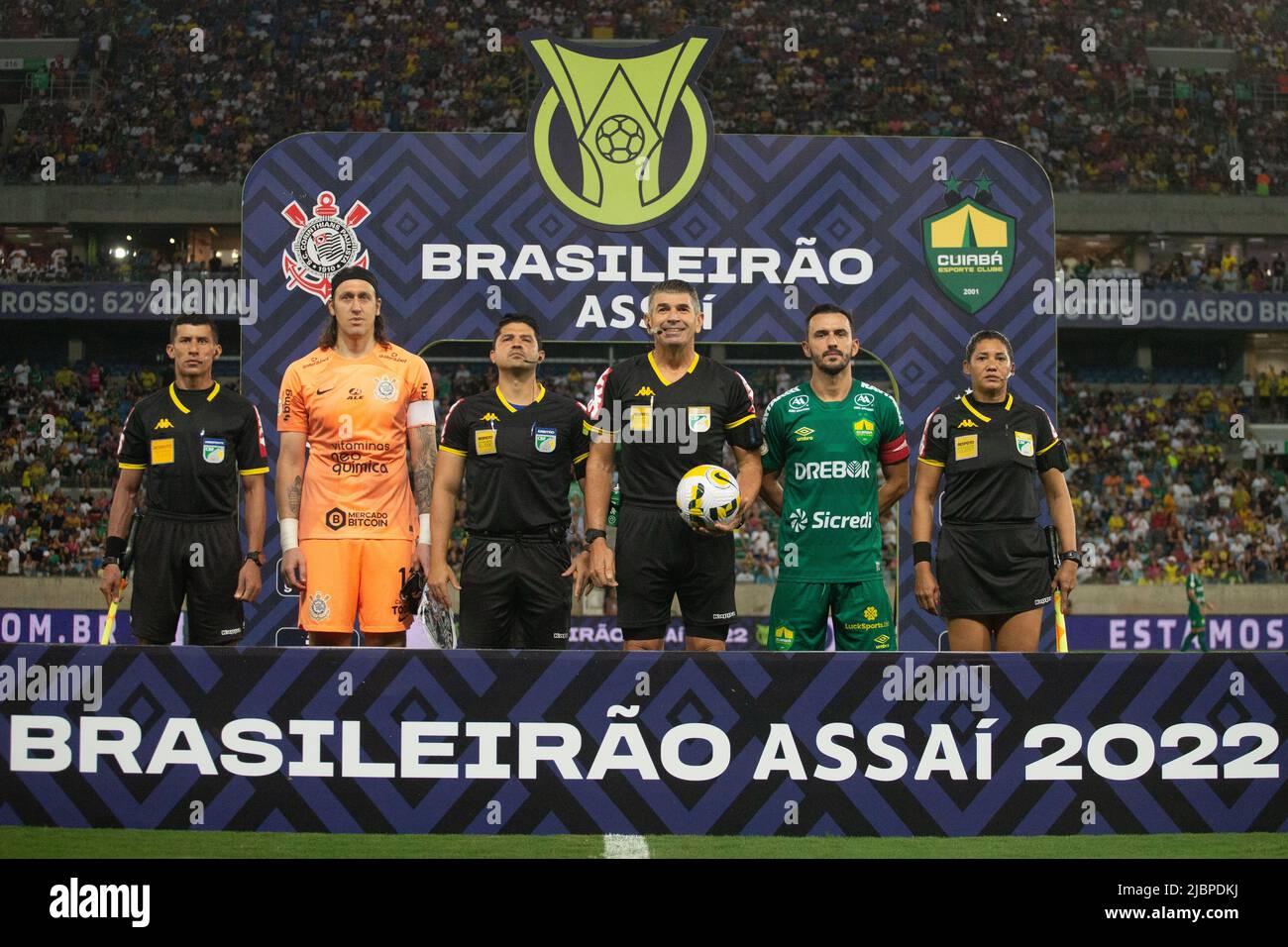 Cuiaba, Brazil. 07th June, 2022. MT - Cuiaba - 06/07/2022 - BRAZILIAN A 2022, CUIABA X CORINTHIANS - Players from Cuiaba and Corinthians pose for photos next to the referee before the match at the Arena Pantanal stadium for the Brazilian championship A 2022. Photo: Gil Gomes/AGIF/Sipa USA Credit: Sipa USA/Alamy Live News Stock Photo