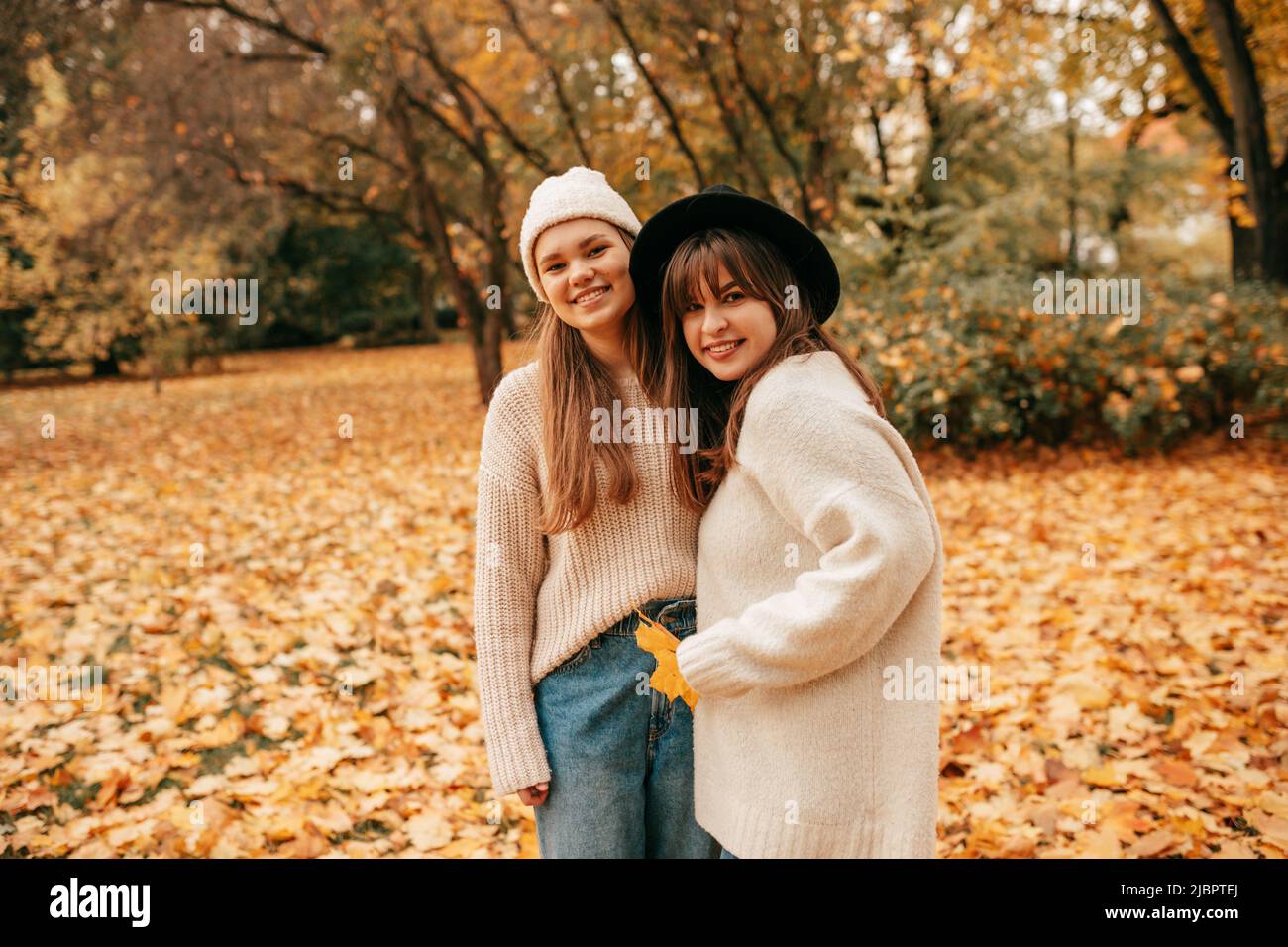 Two young women in park hi-res stock photography and images - Alamy