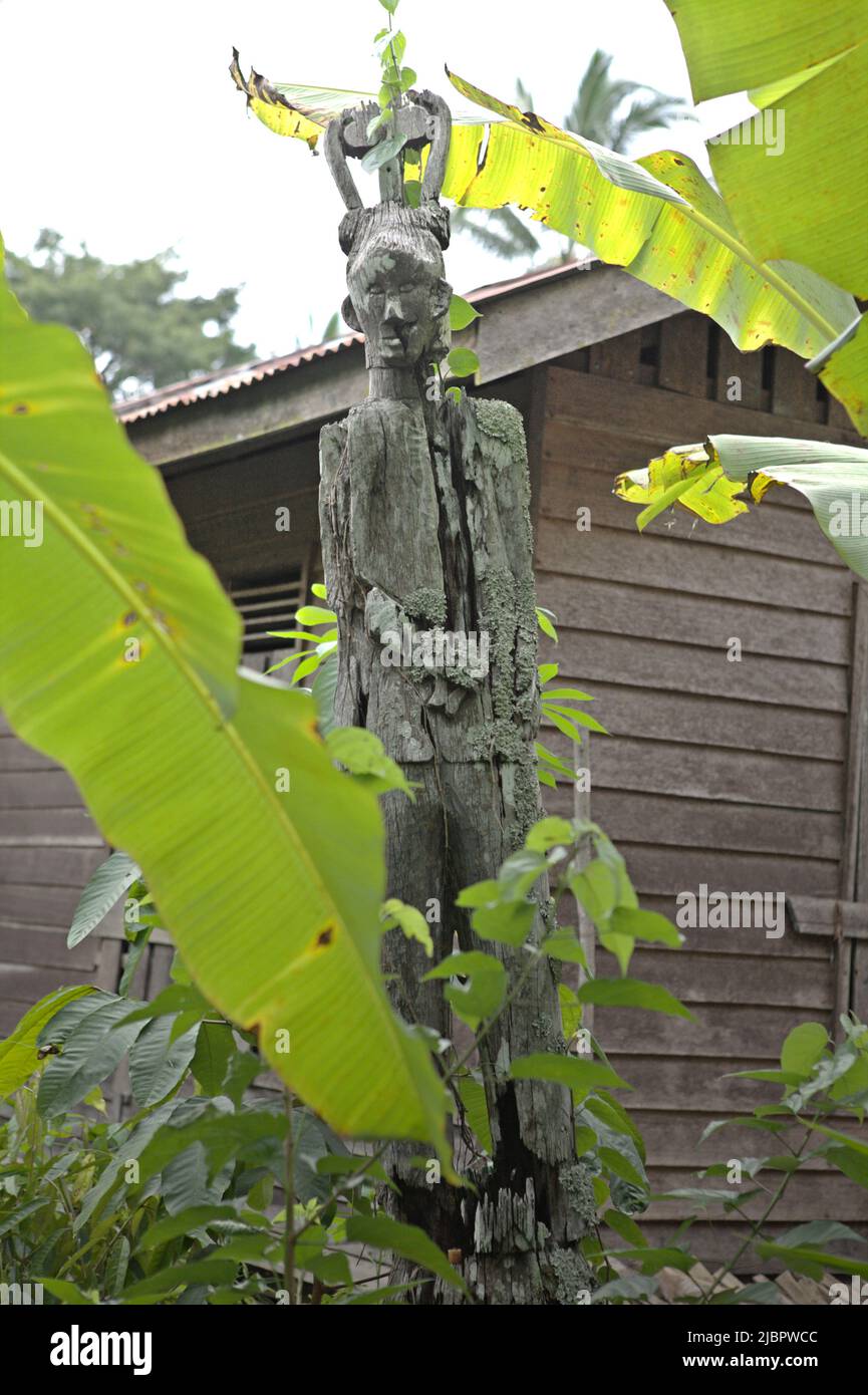 A human-shaped wooden totem pole in Nanga Raun village, Kalis, Kapuas Hulu, West Kalimantan, Indonesia. Stock Photo