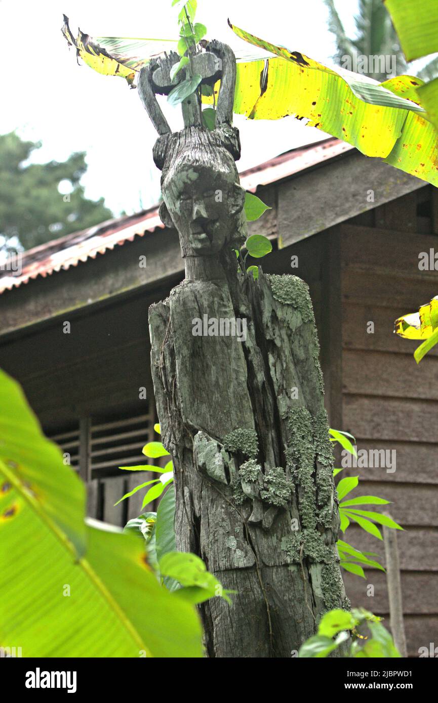 A human-shaped wooden totem pole in Nanga Raun village, Kalis, Kapuas Hulu, West Kalimantan, Indonesia. Stock Photo