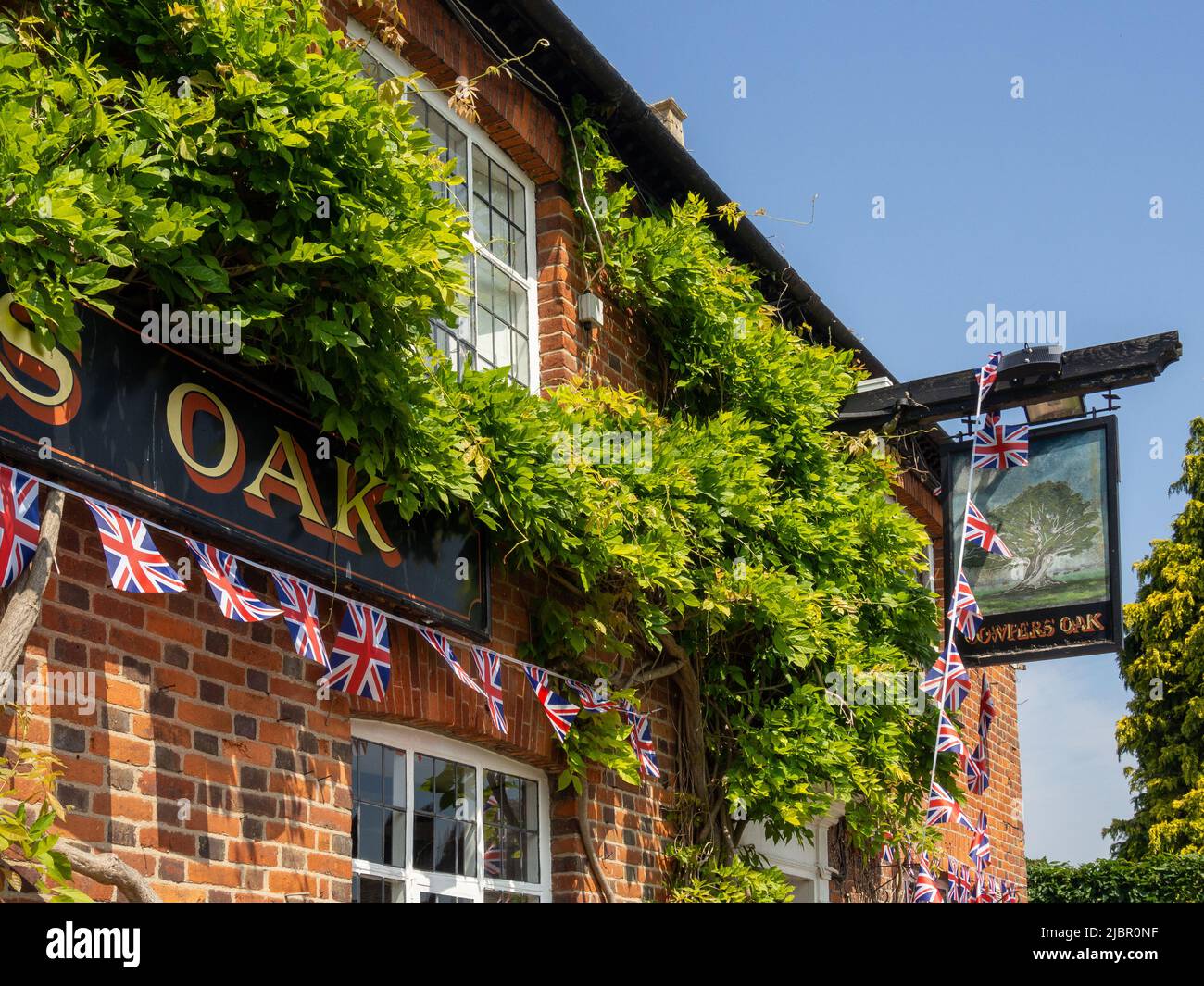 Cowpers Oak, an attractive wisteria clad 17th century pub, in the village of Weston Underwood, Buckinghamshire, UK Stock Photo